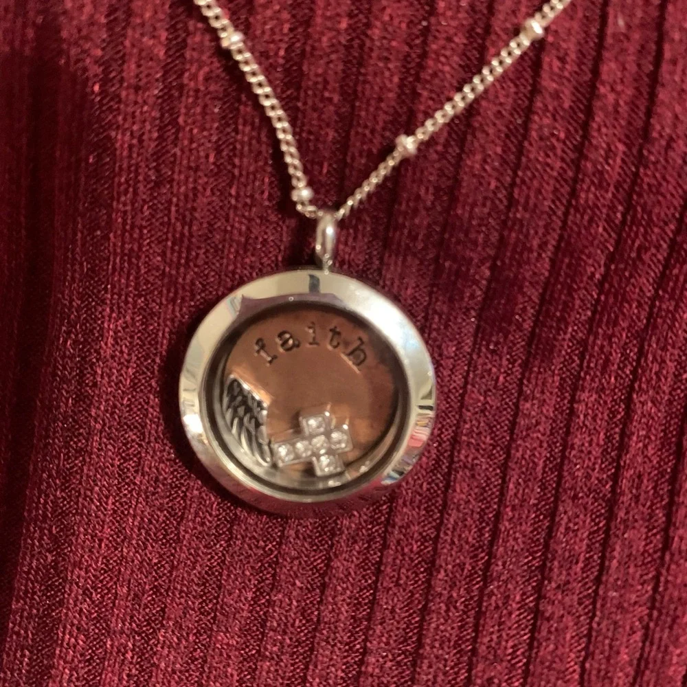 Origami Owl 🦉 Locket with Faith inspired Pendant w/ faith plate charms and chain - Picture 4 of 12